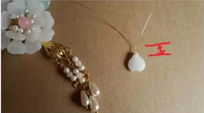 6、这里是判定花瓣能否在同一个圆周上的重点，那就是预留的铜丝长度，这里注意一下，并不是铜丝穿过来和旁边花瓣差不多就行，而是像图上，折过一个角之后的长度，否则一开始看着好像两个花瓣一样长，但是拧过之后，第二个花瓣比第一个短呢