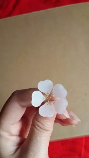 10、第一层花瓣已经搞定了，下面开始第二层的。第二层当然要比第一层预留的铜丝长一点儿，这样花儿才能展开不是？这里第二个要记得长度来了，应该不用楼主赘言咯