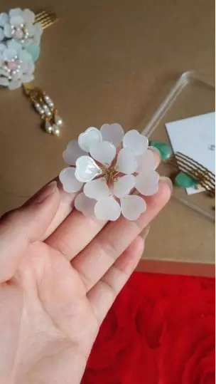 14、加花蕊和叶子，不想做可以直接买石膏花蕊，有各种颜色。或者用珠子加铁片花托代替。