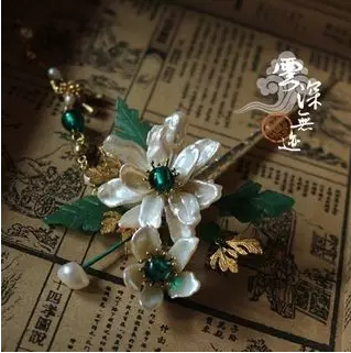 15、最后加花托。加花托的好处是，花托能帮助花瓣隆起来，集中，立体，花瓣也不会一碰就扭到一边儿去了。花托和花朵中间加热熔胶，有助于固定。