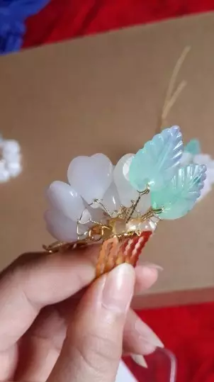 可加上流苏等装饰，欣赏一下