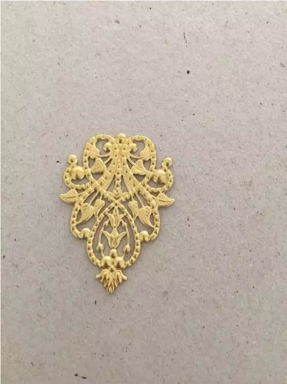 2.先用剪刀和钳子把图一的花片修剪成下图的样子，注意不要伤到手，不平的地方可以用矬子休整休整