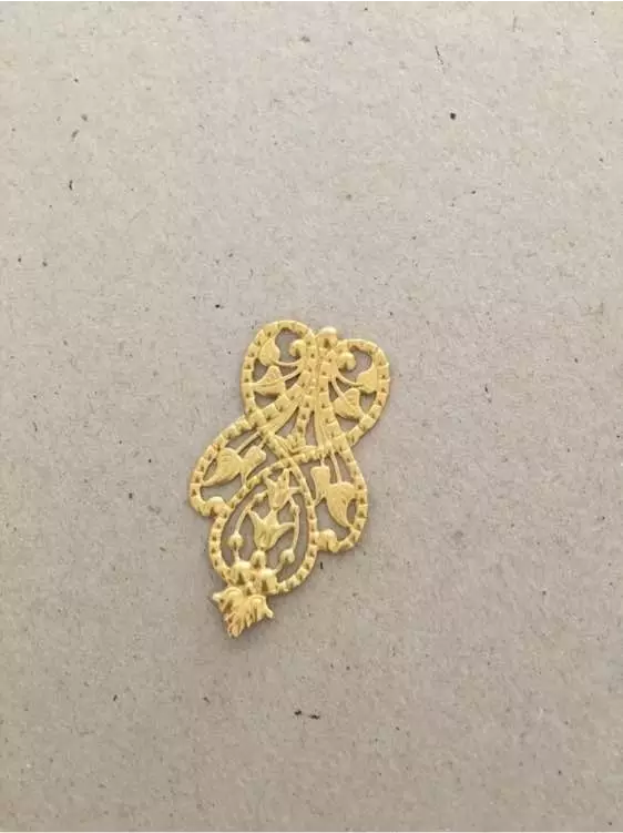 3、把扁平的铝丝紧紧缠绕在戒面上，确定好需要剪下的铝丝大小