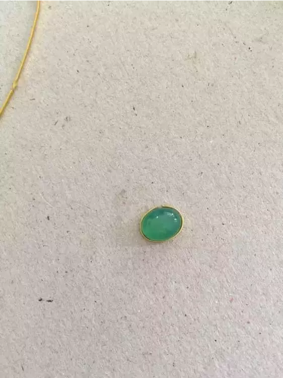 5、在铝丝内涂抹珠宝胶