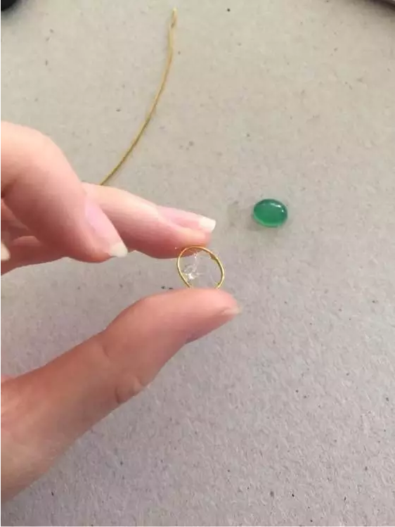 6、从后倒着把沾满珠宝胶的戒面，一定要从背后进入，不然正面会沾染上胶水的