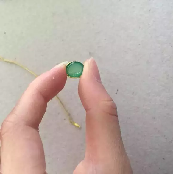 7、然后正面向下晾干，如果你不想戒面粘在你的桌子上一定要正面朝下，以此做出需要的数量。