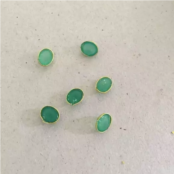 8、然后按照顺序用珠宝胶固定在打底铜片上。