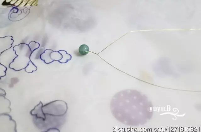 6.铜丝的另一头也串在一颗珠子上，然后两头用力搓，但是这样搓很容易两头紧中间松，为了避免这种情况铜线不要太长，中间松的地方可以再用手拧一拧。