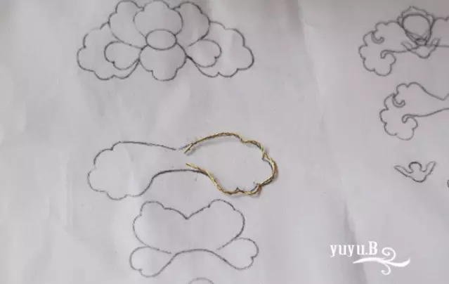 9.开始往铜片上粘，沿着边缘用502胶滴在侧面上，这样就不会把胶留在掐丝正面影响美观，先粘一条边，等干了再继续往下粘不要着急