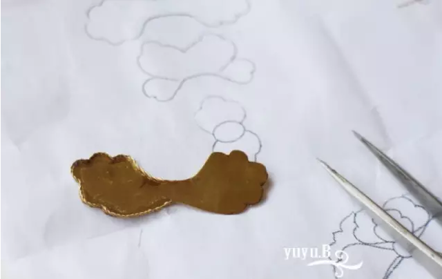 11.因为我想把钗做的更牢固些所以在第二层的铜片上用锥子钻了孔串铝线，后来发现用手钻更好用。