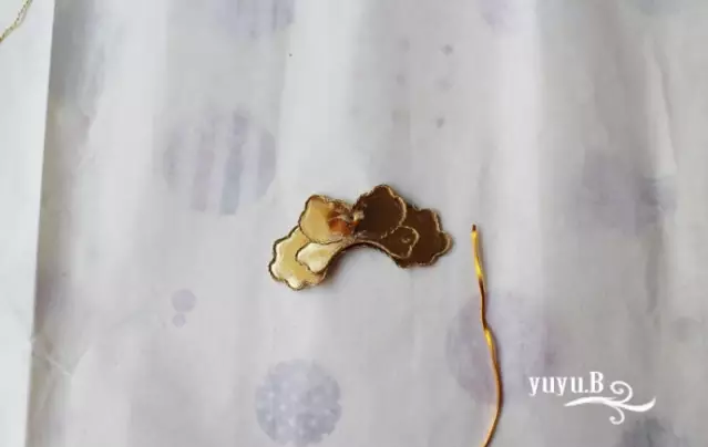 14.串过铝线把发簪固定好，用胶粘好