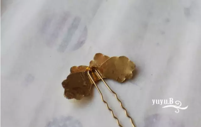 15.上层也粘上，底胎就完成了，中间的宝石可以先粘也可以后粘，如果你怕后粘会弄脏翠现在就可以粘了