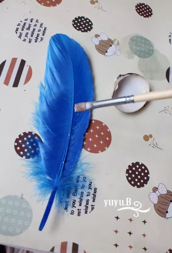 17.粘在宣纸上，等干~~~累了这会可以去喝喝茶休息下（我这几片羽毛一不小心撕裂了，一定要注意啊！！！）