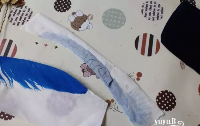 19.剪下来，在底胎上刷点白胶，贴在底胎上，用镊子和笔刀调整，注意羽毛的走向，要斜着贴，每片的走向不一样，这样在光线下才能显现不同的色泽。