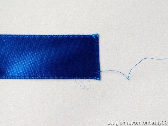 3.一般宽度在2厘米及以上的缎带，在一边上都会有一根极细的，质地类似尼龙的细线，要先将这根细线抽去后，才能进行下一步骤的抽丝。1厘米的大都可以直接抽取。同抽丝方向一样，这根边上的细尼龙线也是一头能顺利抽出，一头无法抽出的，请先试抽好后，确定全部正确抽取的朝向后再正式抽取。
 