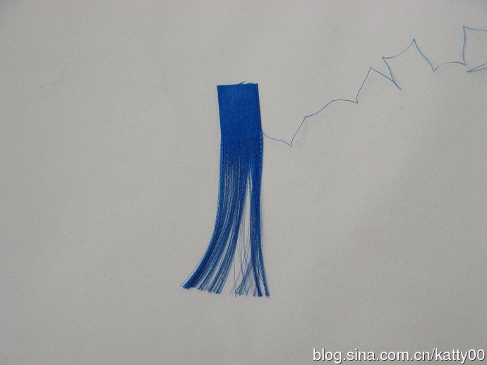 8.长度10厘米的缎带，抽取到8厘米左右即可，要保留约2厘米的缎带不要抽完， 以方便整理和上浆。