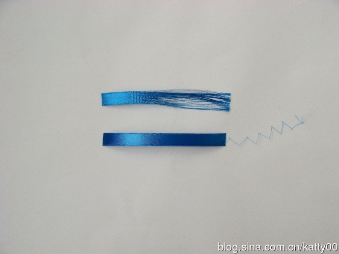 10.这里示范的是1厘米宽度的缎带，1厘米宽度在上浆时可以两根合拼，这个后面会作示范。（如果有合适的颜色，在宽度上也可以不必特别要求，毕竟满意的颜色更难找到。）