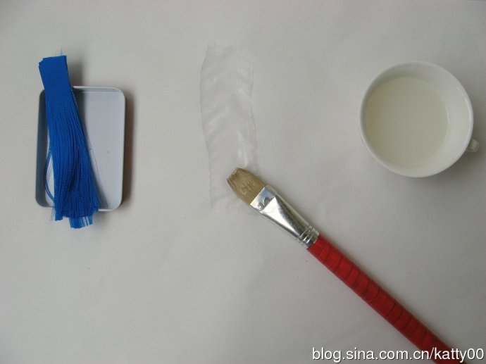 14.用2-3层宣纸铺底，在最上层那张宣纸上进行上浆工序。选用柔软细密的羊毫扁平笔刷浆，先在宣纸上刷上一道浆，宽度约稍宽于丝排的宽度。

（本教程内所有使用到的宣纸，都是文具店买到的最普通的宣纸。对于生宣熟宣，老实说我自己也不太懂，总之吸水性好的就行。）