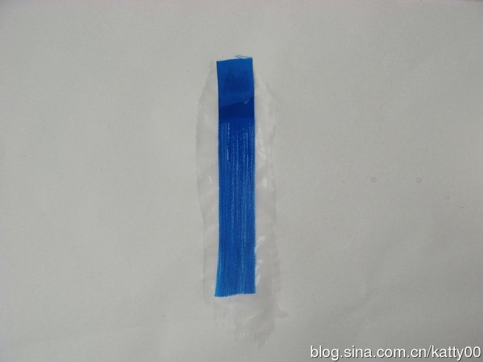 16.固定好以后开始正式上浆。上浆切记一定要从上端往下端顺势刷，不要来回拖笔，以免弄乱丝排。