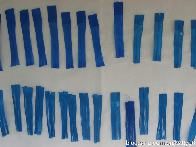 22.不断翻面，直到完全干透的丝排片。注意看其中几段丝排，有白色宣纸粘连的，就是换纸 后没有及时翻面的。这一点请一定要多加注意。