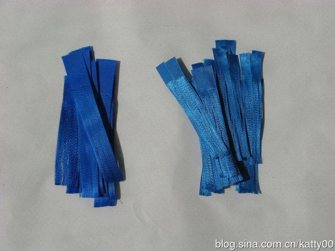 23.最后整理好上浆处理好丝排，这样就可以开始下一步“贴翠面”的工序了。上图是在阳光下的效果。经过处理的丝排，丝纹根根清晰，光泽度，折光性和细致的丝纹都能较仿真地达到翠鸟羽的效果。接下来在“仿真翠效果”上所要花费的功夫，就是靠制作者的经验累积和熟练程度了