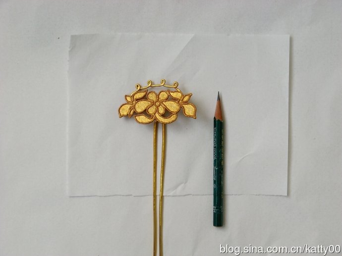 28.然后将完整的图案分解成小块面。分别用小块面拼贴的话，会使翠面在折光时更生动 ，不死板。这一步尤其要注意小块面积衔接的部分不要产生太大缝隙，否则后面需要“补”，这是额外多出来的工序。
 
特别提醒：分解成小块面的图案后，需要在反面也拷贝图形线条。就是说，这个图形的线条是正反面都有的。同时一定要在正面做好标记。正面图形线条是用来贴丝排的，反面图形线条是用来精细修剪的。