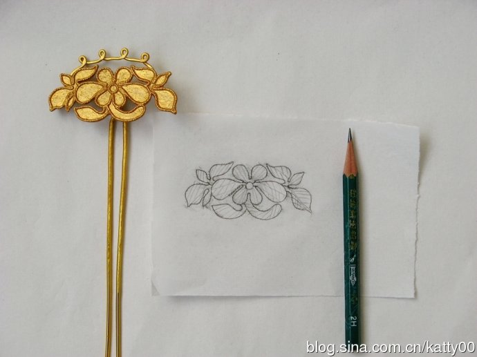  26.对照底胎的掐丝形状，在拓好的原有图形上，进行描画和修正。最后就得到了一个精确度高的，清晰的底胎纹样。