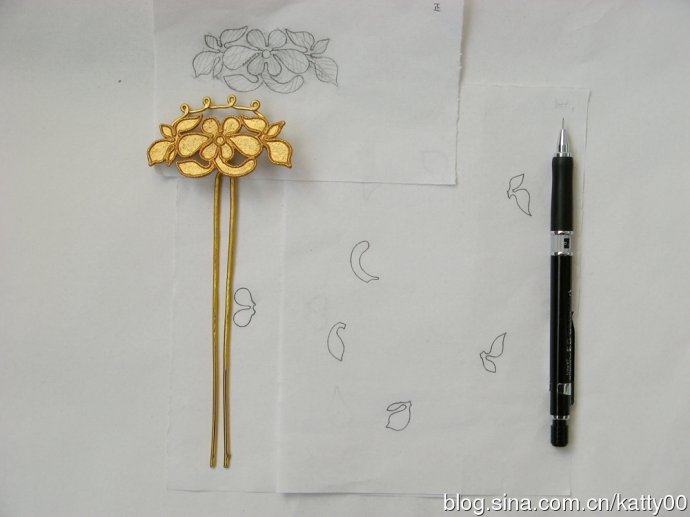  27.取得底胎纹样后，先按设计大致安排一下要贴的丝排的纹路角度和方向，起笔画个简单的效果图。 如有实物参考，丝排的丝路可以参照实物的拼贴方向来贴。