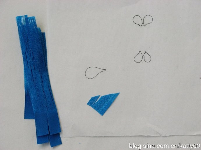 29.开始贴丝排。尽量使用丝排斜剪的角度，这样贴出来的翠面折光更好。如何更美观地安排丝路的角度和拼贴方式，建议多研究研究老物件点翠的羽纹排向，可以参照。