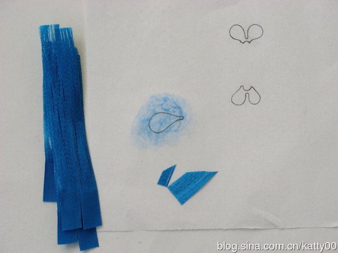 30.在图形上直接涂上粘合剂。
 
PS.本篇内使用的是蜻蜓牌的固体胶棒，它含水量低，宣纸不易起皱。并且该胶初涂为蓝色，干后完全无色。因手上适合黏贴丝排和宣纸的接着剂只有这种，所以就直接用它，并不是说这种最适合。如果尝试其他粘着剂，那要避开含化学成分的渗透性的胶，化学成分渗透至表面会影响光泽。市面上各种粘着剂很多种，可根据自己的需要来选择适合的。