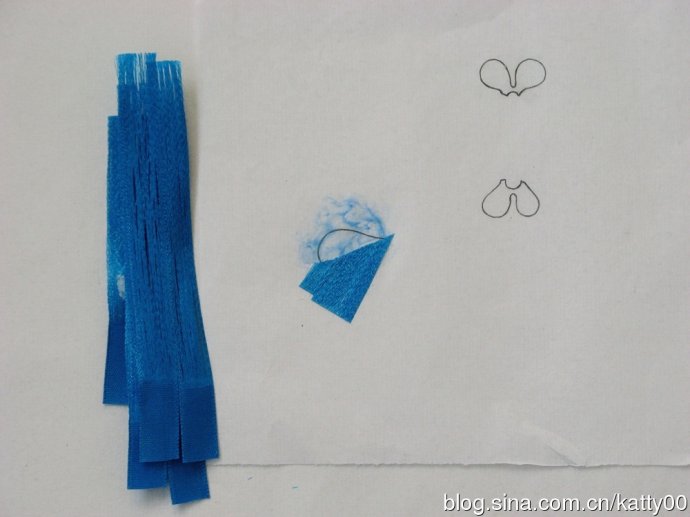 31.进行粘合步骤。按压并使它整齐地叠合在纸上。注意保持表面干净，勿使黏胶沾染碎屑粘在上面影响美观。
 
重要经验：丝排在黏贴到纸上这一步骤时，趁胶未粘劳，还能调整的时候，可以用镊子和手指将丝排推拢聚集在一起，这样可以弥补有些丝排片缝隙较多的缺陷。如果丝排本身就很完整无缝隙，这一步可省略。