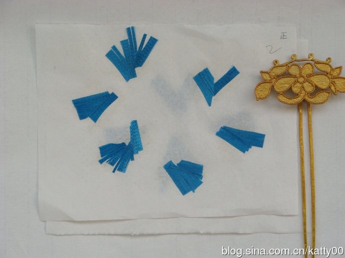 33.按预先设计好的丝路纹理走向黏贴好所有小块面的翠面。待丝排与接着剂完全干透后就可以开始按照图形修剪了。