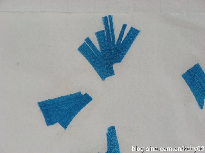 34.细节部分。
这里可以较清晰地看出纹路的排列方式。怎样排好丝路的纹理（折光的走向），需要精心的设计。下图是古物，这种翠面用平贴的方式，合理安排纹路后就可以仿制了。（如果不嫌麻烦，还可以按照图上的翠色的不同色阶，选用同样色系不同色阶的丝排颜色混用，这样做出来的效果，几可乱真）