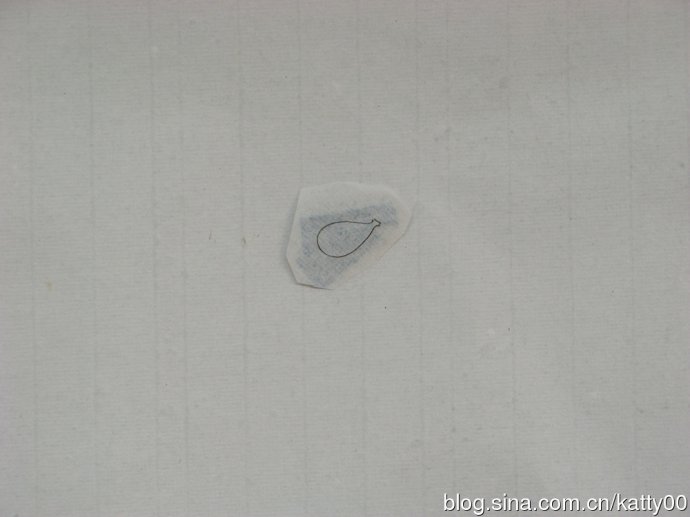 35.接下来就是按背面的线条精确地剪下。使用锋利尖锐的剪刀，这样不会容易有毛丝。 一般修剪这一步，宜剪大一圈不宜剪小小一圈。剪大了还可以后期修剪小，剪小了就无法补救只能重来，否则贴在底胎上会露出缝隙，影响美观。