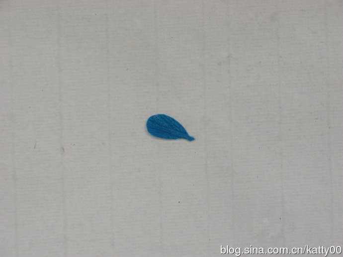 36.剪好后用镊子轻夹放入底胎的槽内，如果不吻合，再修剪一下，直至完全吻合。 