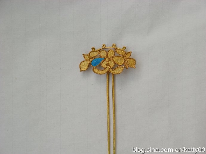 37.最后用胶黏贴在底胎座上，覆上干净的布，用手压贴，使之完全服帖地粘合在底座上。以上步骤一步步耐心完成后，最后做出成品。