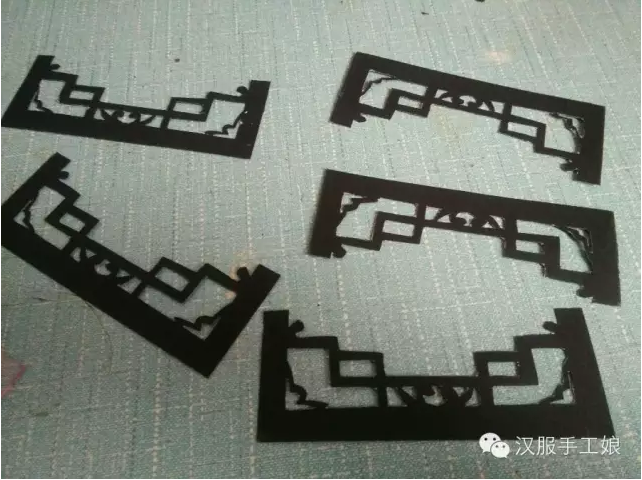 5、把挖好的盒子拿过来，在背面贴上双面胶，然后把画好的纸贴在上面。