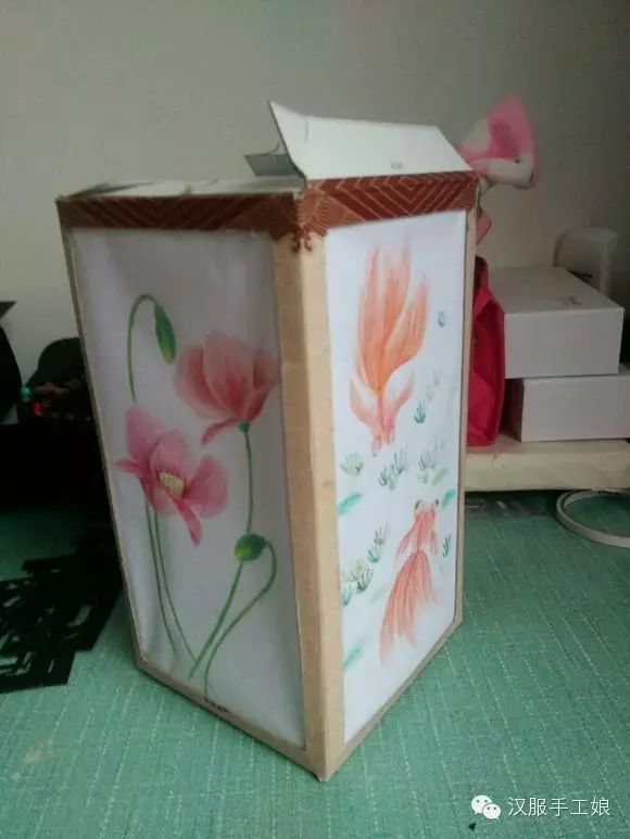 7、把做好的窗棂如图一样进行粘贴。