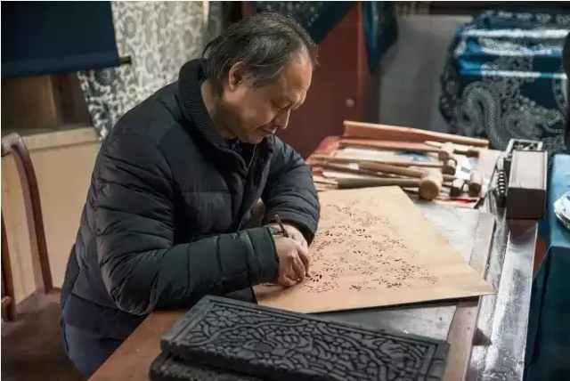 南通大学非物质文化遗产研究院院长，南通蓝印花布博物馆馆长——吴元新大师