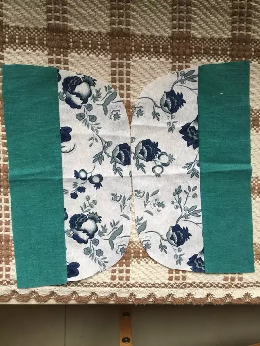 4、要是怕将布剪坏，可以先用纸剪个纸样；里子布也剪好，大小和面布一样。尺寸：口宽25cm，高15cm。