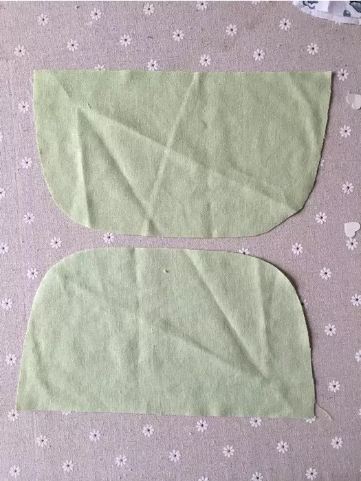 5、缝合：面布和面布，里布和里布分别缝好。