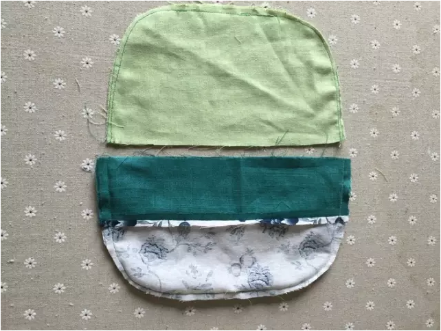 6、将面布翻成正面朝外，里布不变，将里子套进面布里。