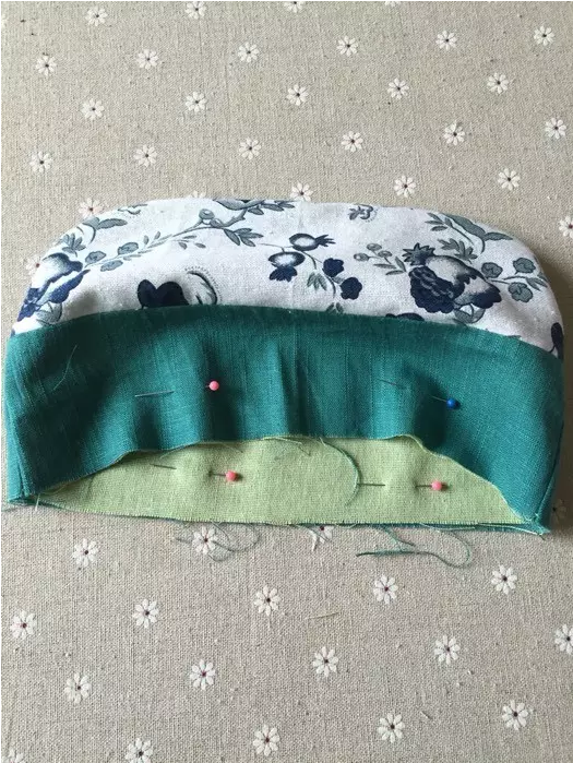 9、对荷包口进行锁边处理，将面布和里布的边缘缝合在一起。