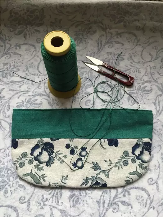 12、穿线要从包包的边缝处开始