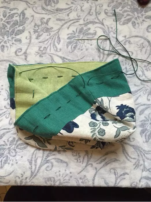 16、下面接着再从刚才的洞中再穿一圈绳子