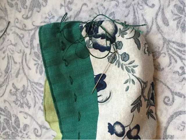 17、这里要注意绳子一定要是从第一遍穿过的洞穿，过程中还不能穿进第一遍穿的绳子中，不然最后抽绳收口时会拉不动绳子。