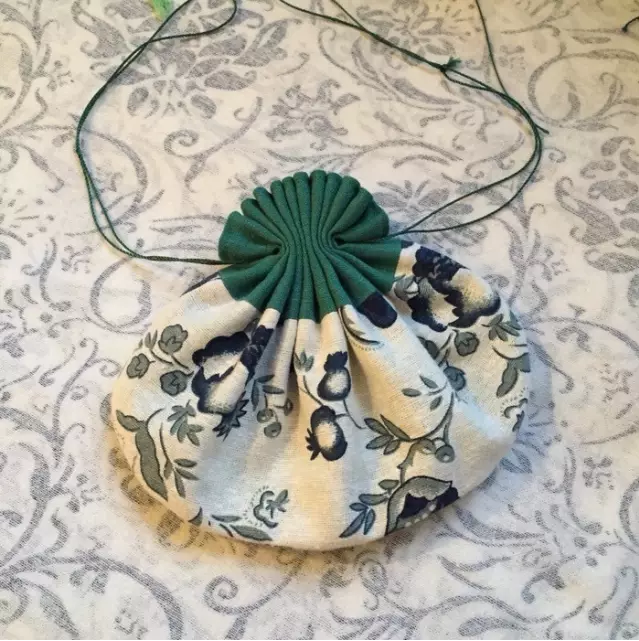 18、好小心翼翼地终于穿好了。最后串珠子，上流苏。珠子先穿在流苏上。