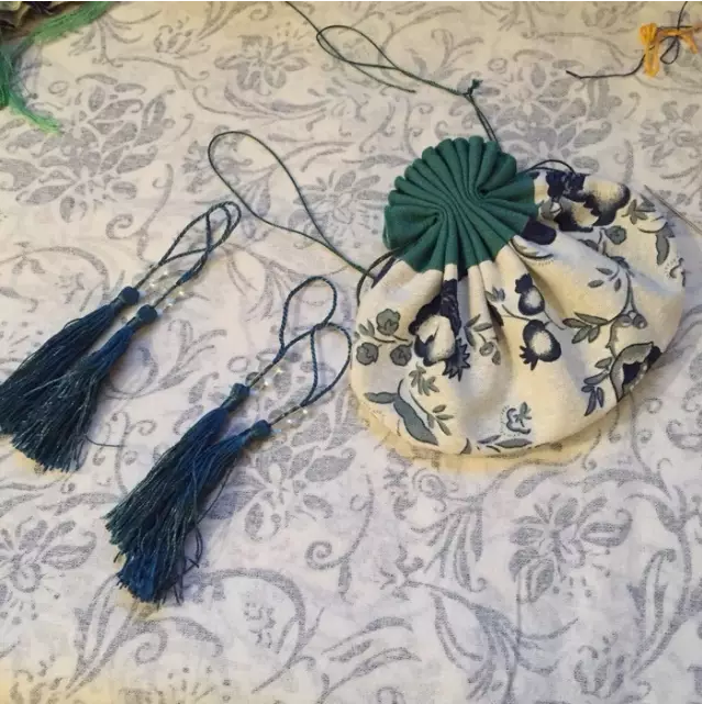 19、一边两个直接挂到收口的那根绳子上。