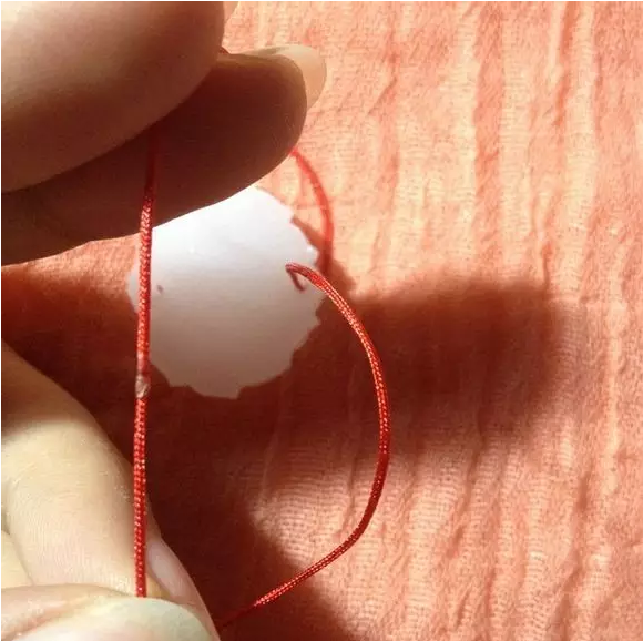 3、把打火机烧过的地方藏在莲花孔里