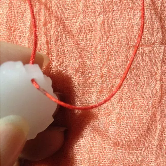 4、穿个珠子进去，打结